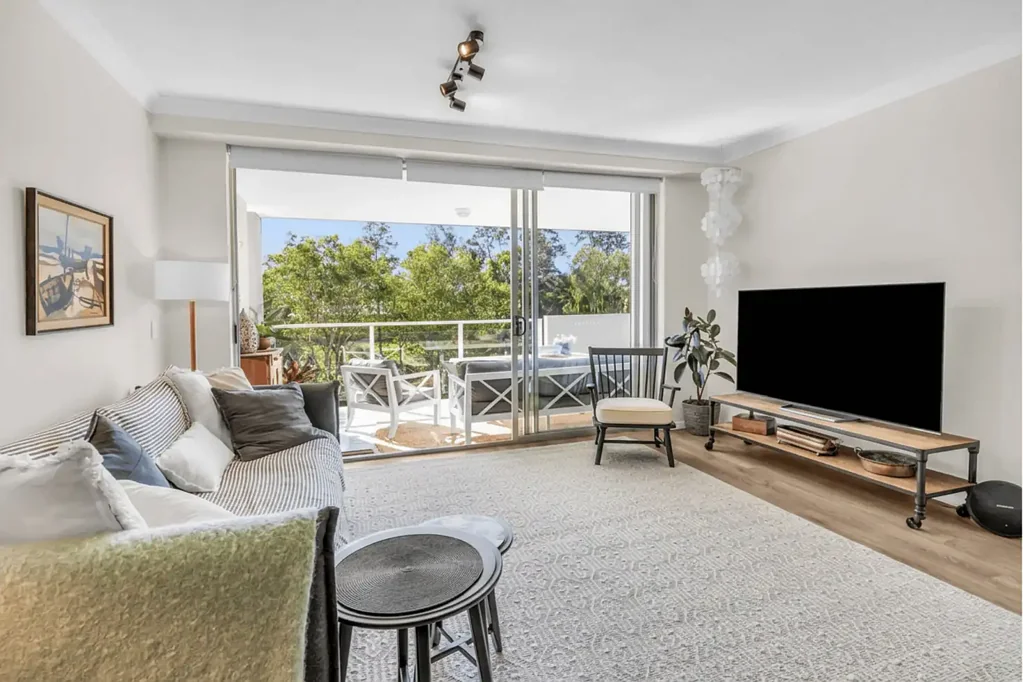 Burleigh Waters 2침실 Spacious, Light-Filled Apartment with Private North Facing Balcony