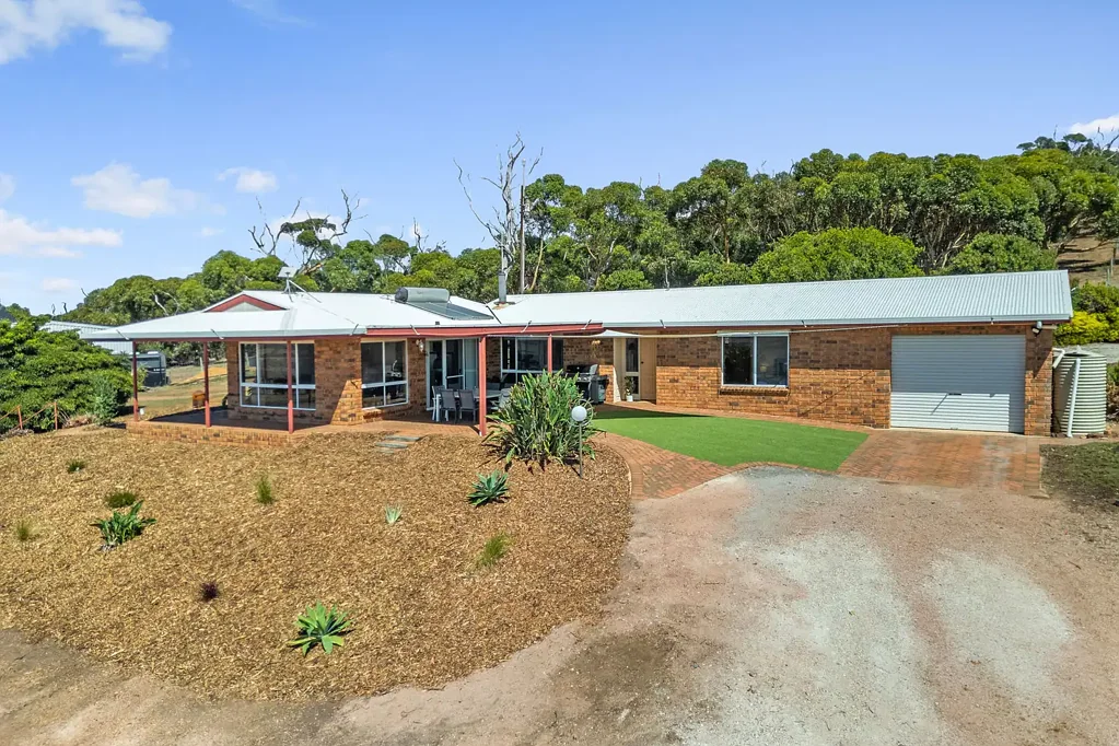 Green Patch Elevated Rural Lifestyle with Ocean Views