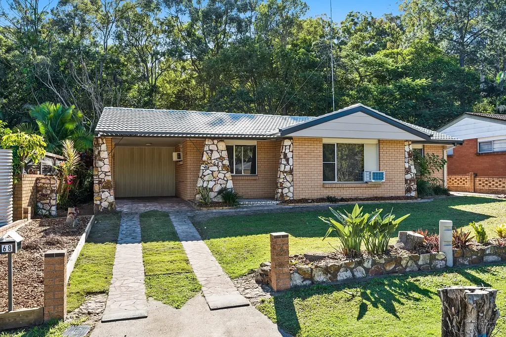 Nathan 3Zimmer Renovated Home in a Rare Toohey Forest Setting