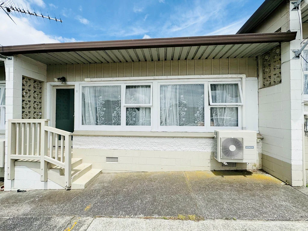 Freshly Renovated-Two Bedroom Unit - Incl Lawns