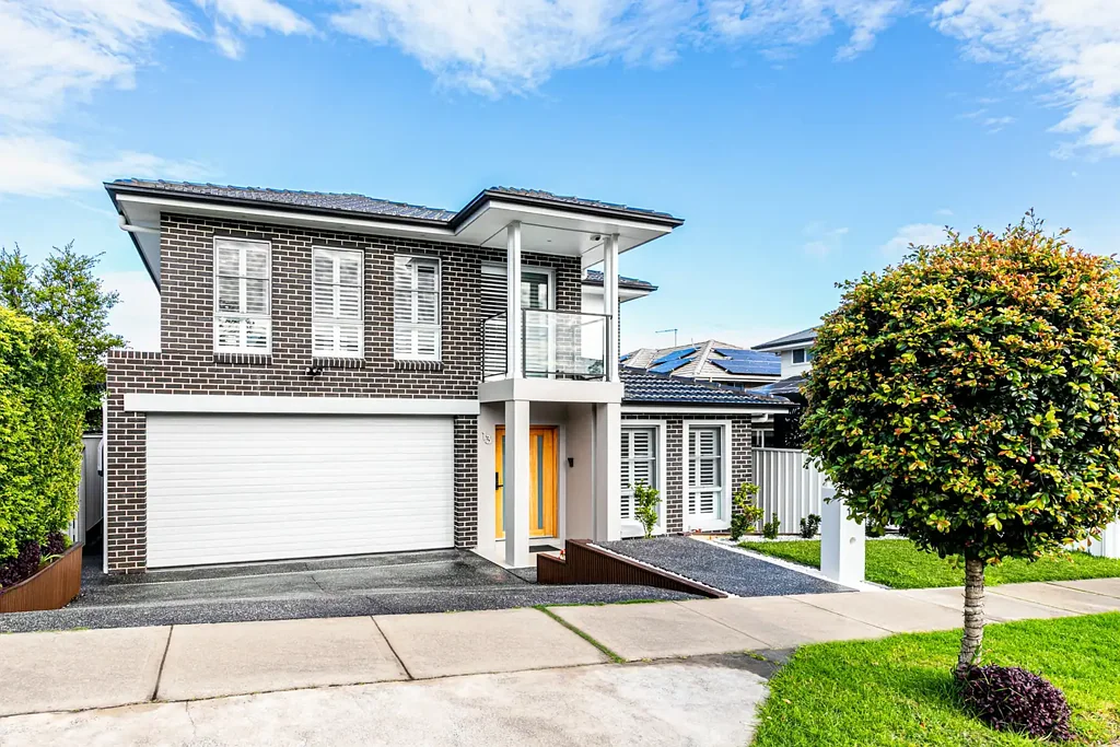 North Kellyville 6房 步行便利巴士Woolworths 6卧带客房套间 私密水疗中心 多个休闲空间 太阳能系统 双车位车库 Grand Family Residence in a Blue-Chip Walk-To-Everything Position