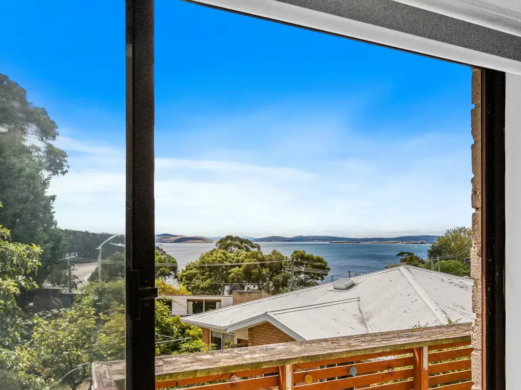 Kingston Beach 2房  Elevated Living with Water Views – Kingston Beach