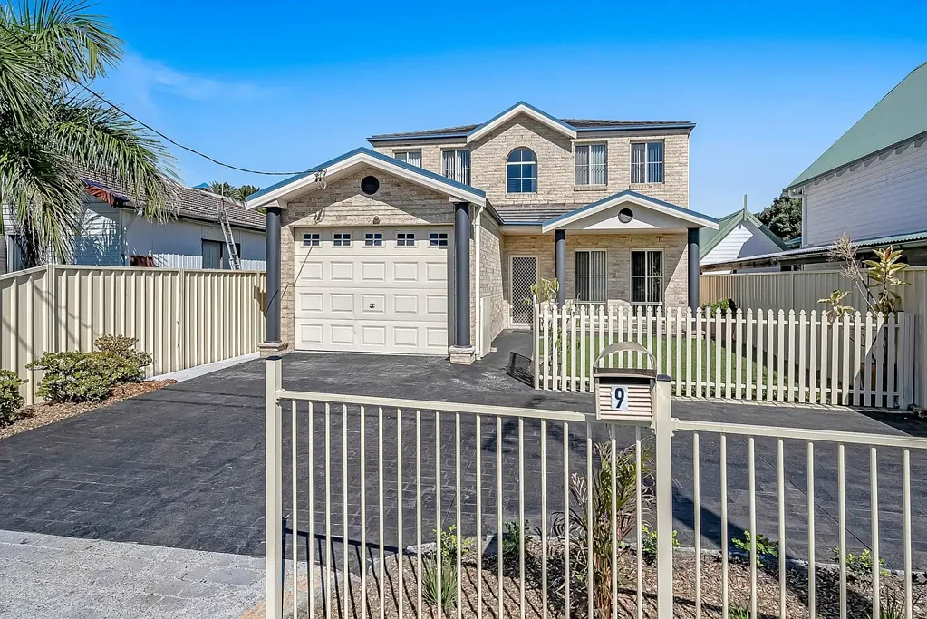 Spacious Modern Family Home -Close To Everything!!
