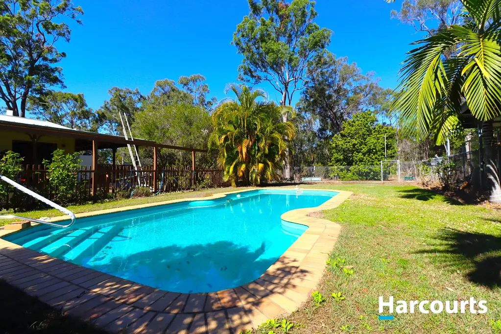Redridge 2 Slaapkamer 2.66 ACRES OF FREEDOM - POOL & SHEDS