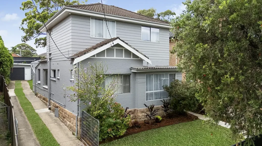 GORGEOUSLY REFRESHED HOME IN A FANTASTIC POSITION!