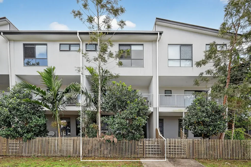 Narangba 3Moenga Modern Townhouse Living in the Heart of Narangba – Move In Ready