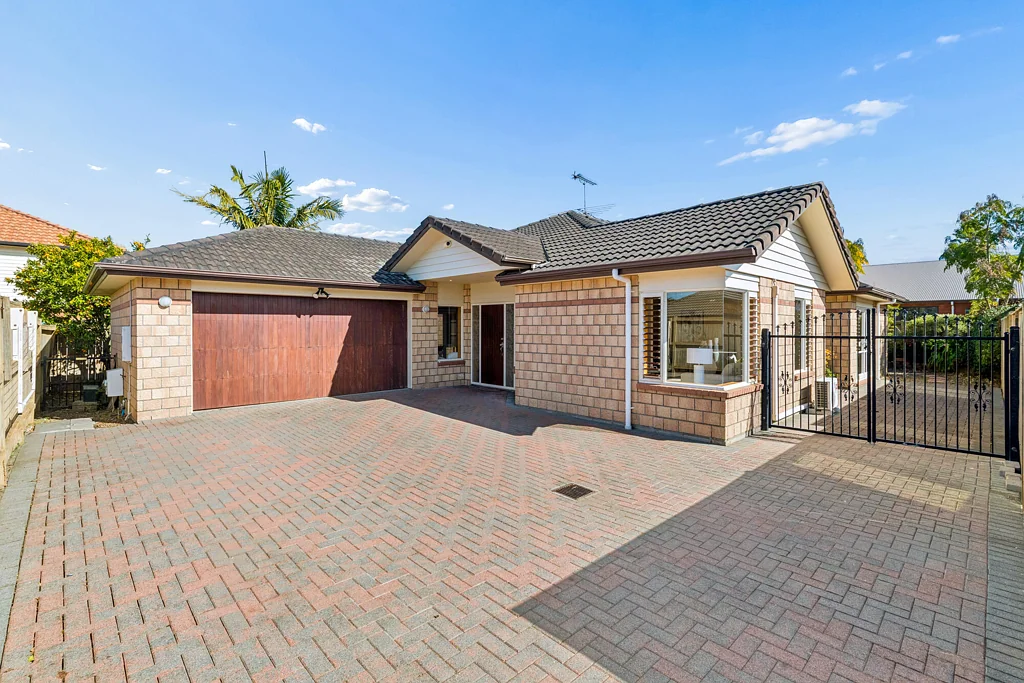 Flat Bush 4Zimmer Rare Single-Level Gem with Dual Master Suites