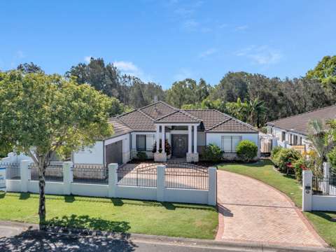 Elanora 4 Bedroom A TRANQUIL FAMILY HOME