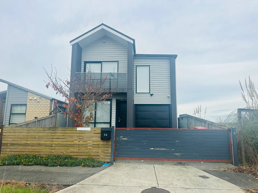 Spacious Freestanding Living with Style & Comfort