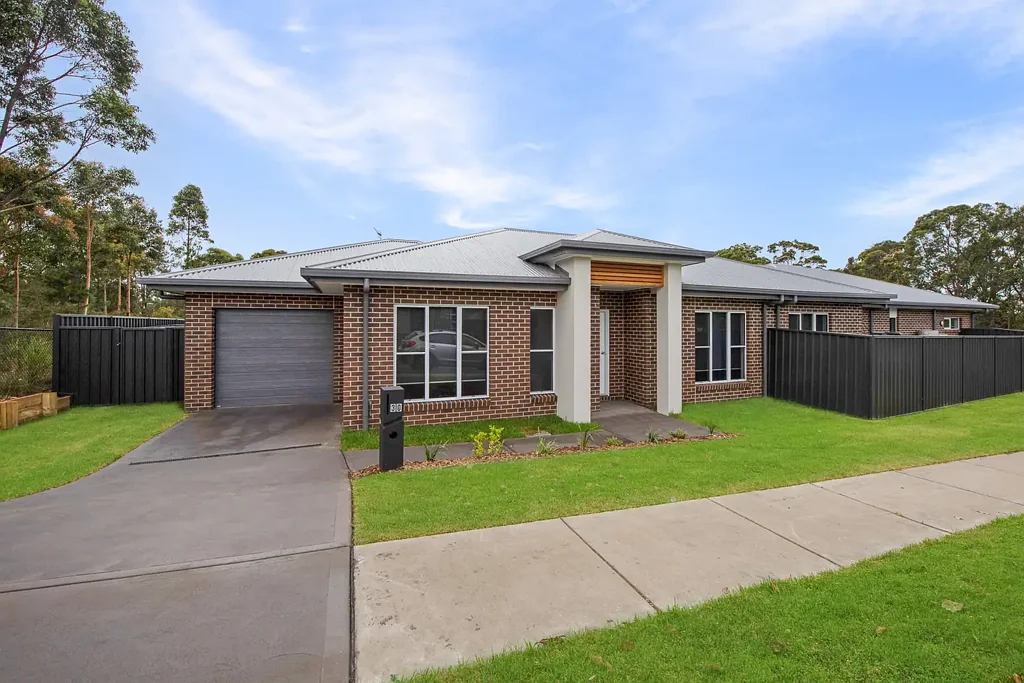 NEAR NEW - MODERN 3 BEDROOM RARE CORNER BLOCK DUPLEX