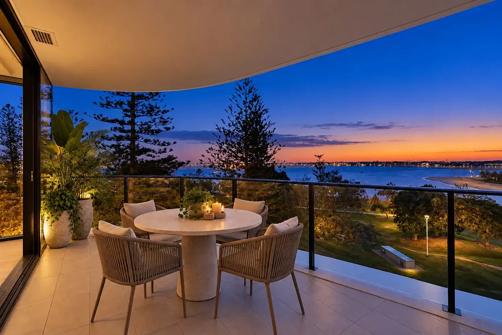 Labrador 2Kwarto Elevated Broadwater Living with Space, Style & Resort Luxury
