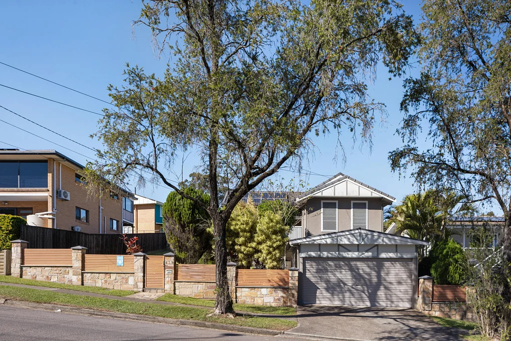 Holland Park 6房 Holland Park黄金地段 607㎡阔地 双居住宅 独立水电 双车位车库 高额租金回报 学区房 便捷交通 High-Performing Dual-Living Investment Returning $78,000+ Per Annum