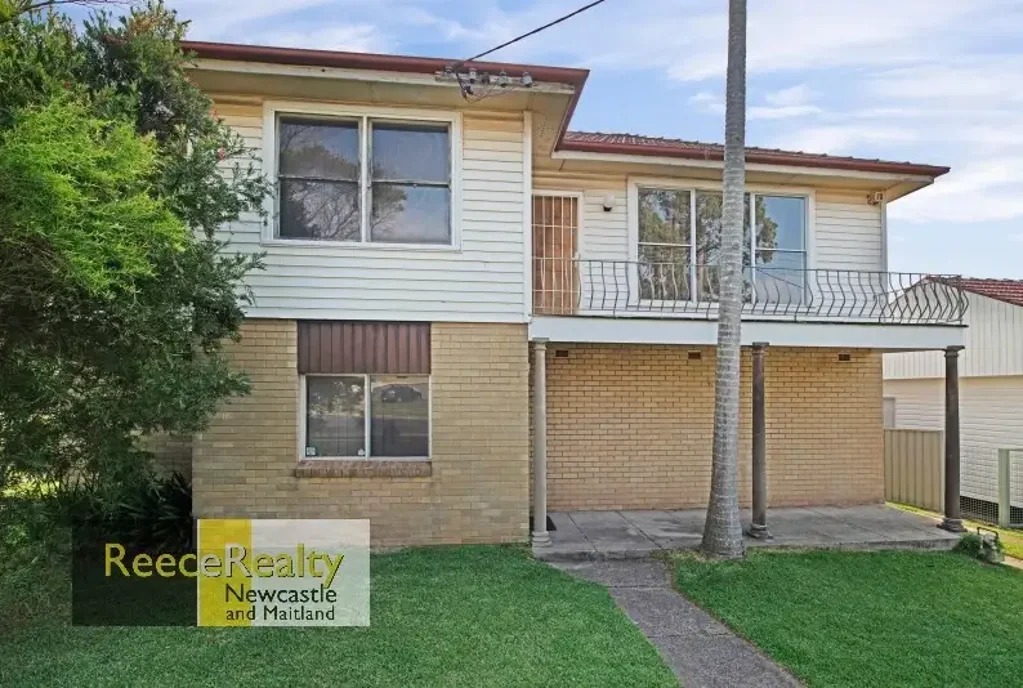WALKING DISTANCE TO THE UNIVERSITY DRIVE