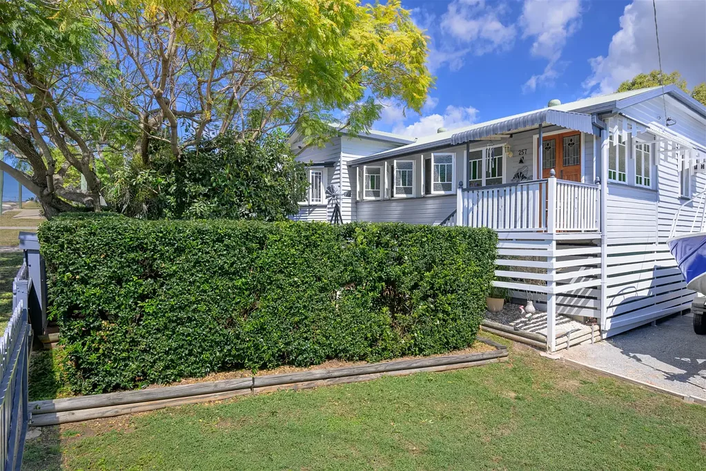 South Gladstone 3침실 Timeless Beauty! Gorgeous Character Filled Queenslander With Side Access!