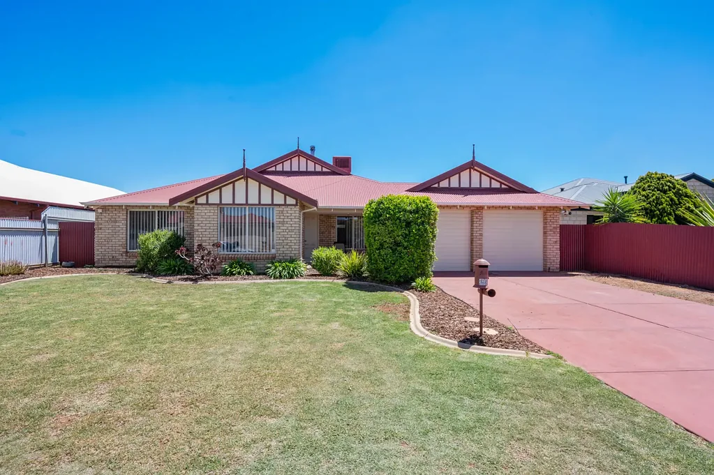 Broadwood 4房  Brick 4-Bedroom Home, That Ticks ALL of the Boxes & is Perfect for the Growing Family!