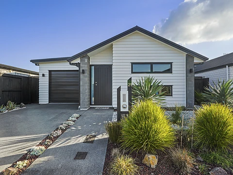 Chartwell 3房  Immaculate Brick Home - No Lawn To Mow!