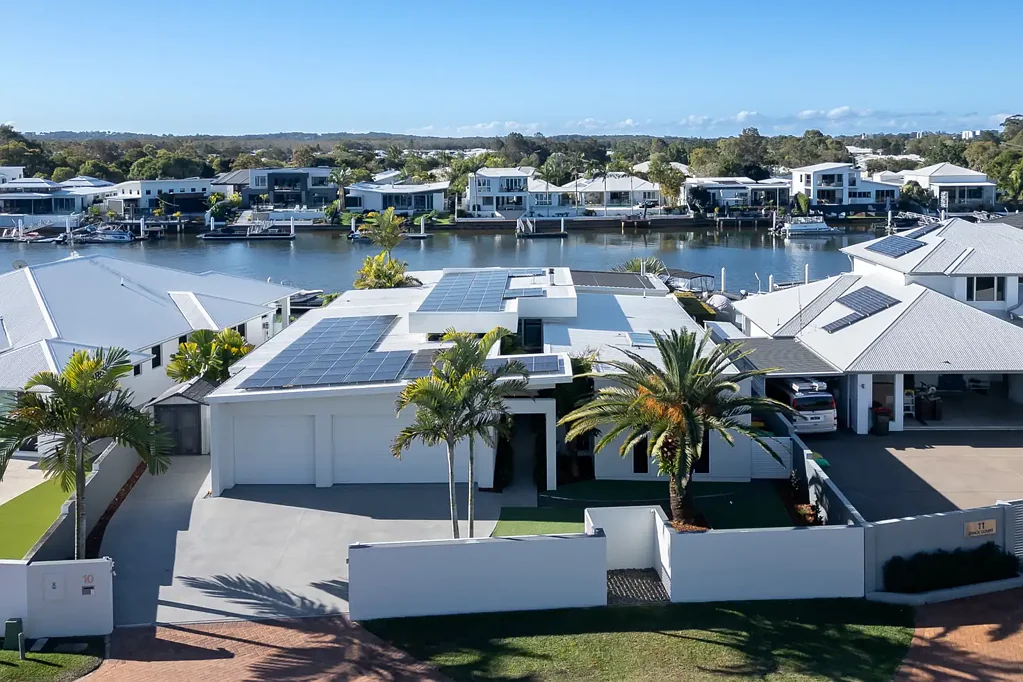 Pelican Waters 4 Slaapkamer A Rare North-Facing Waterfront Residence of Distinction