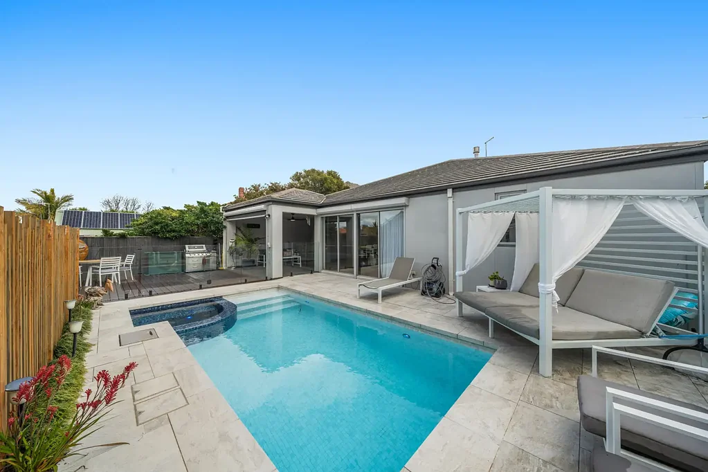 25 Holyrood Avenue, Strathmore, VIC 3041