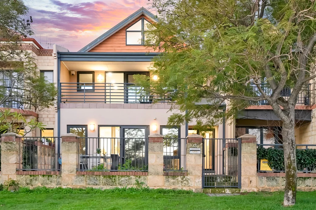 Ascot 3房  Contemporary Riverside Home