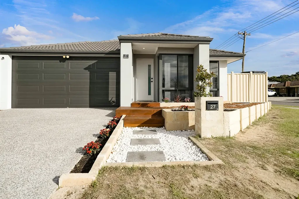 Heathridge 4Zimmer Modern, Move-In Ready in the Heart of Heathridge