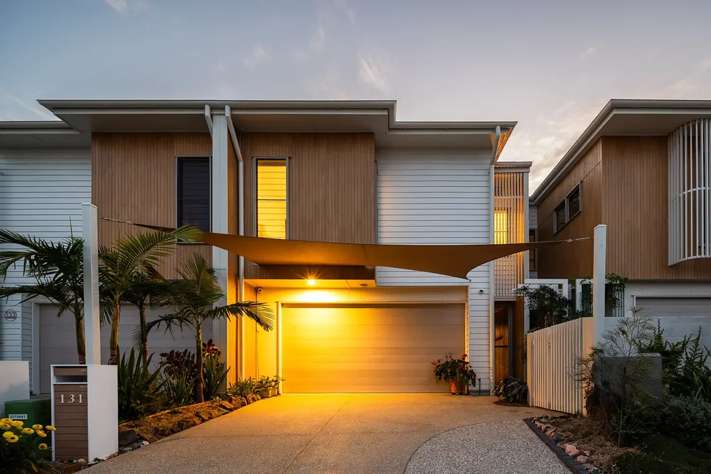 Newport 4 Bedroom ULTIMATE LAKEFRONT LIFESTYLE - DIRECT MORETON BAY ACCESS AND DESIGNER UPGRADES