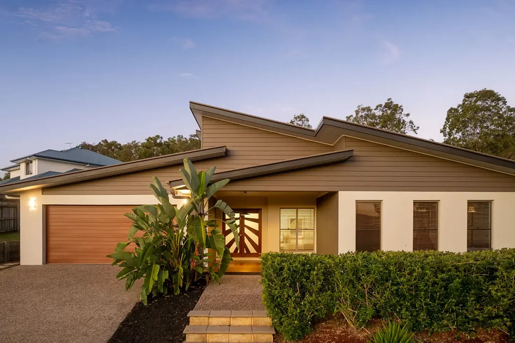 Brookwater 4कमरा Architectural Brookwater Masterpiece on 1,121m2 - 81 Metre Frontage, Golf Course Proximity, and a Layout Built for Family Life