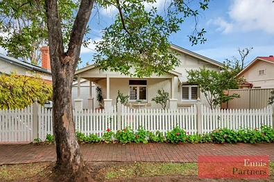 Dulwich 4બેડરૂમ Immediately Impressive and The Feeling Lasts - Character 4 bedroom, 3 bathroom return verandah Bungalow, Circa 1929