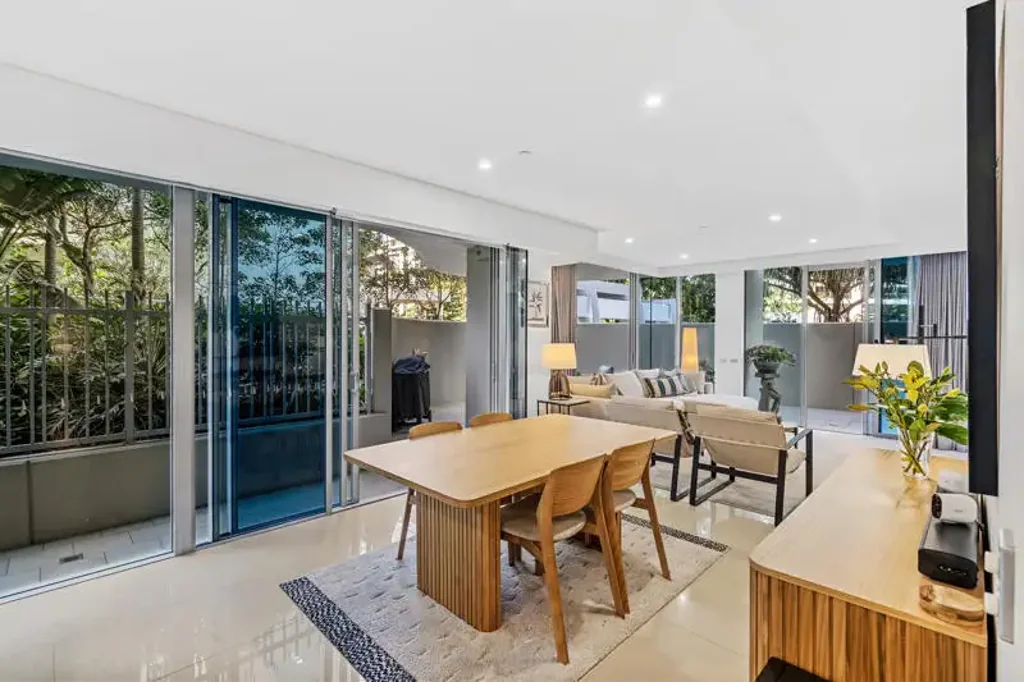 Main Beach 2Moenga Exceptional Ground Floor Residence