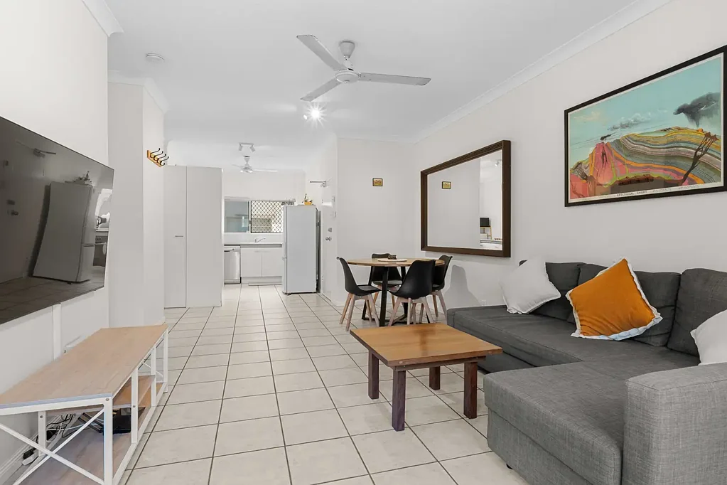 Parramatta Park 2房  Light filled and spacious living with pool & lock-up garage
