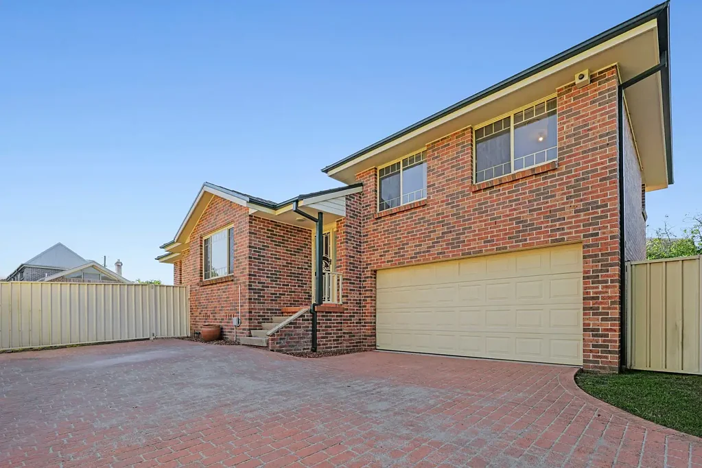 Windsor 3Moenga Stylish split level townhouse in the heart of Windsor