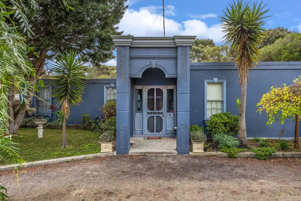 Winchelsea 3房  994m2 – RESERVES ON TWO SIDES - A SOLID HOME AND GOOD SHEDDING
