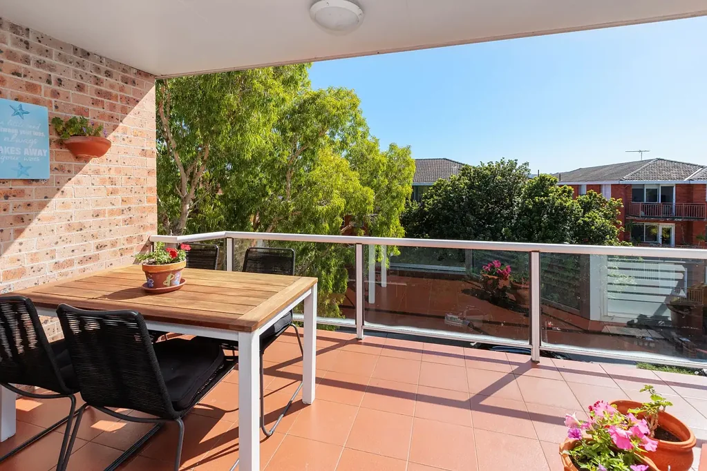 Sun-filled top-floor haven in gorgeous setting