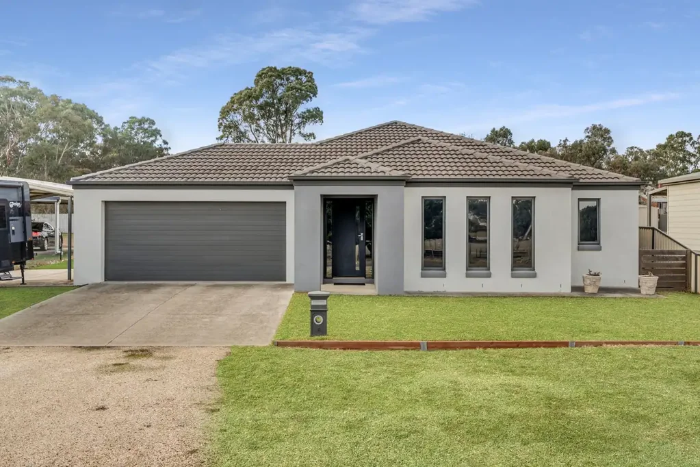 Avoca 4 Bedroom Modern Executive Home with Stunning Views in Avoca, Victoria**
 .