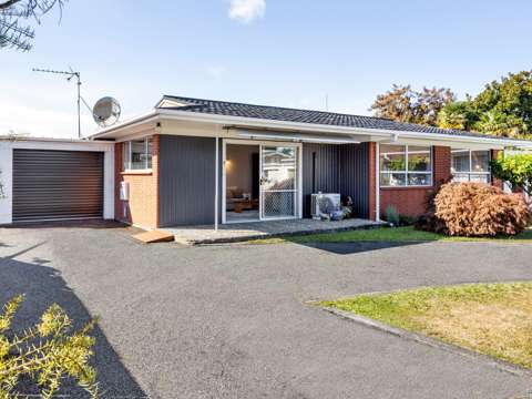 Cambridge 2房  Spacious 2-Bedroom Brick Home – Walk to Shops!