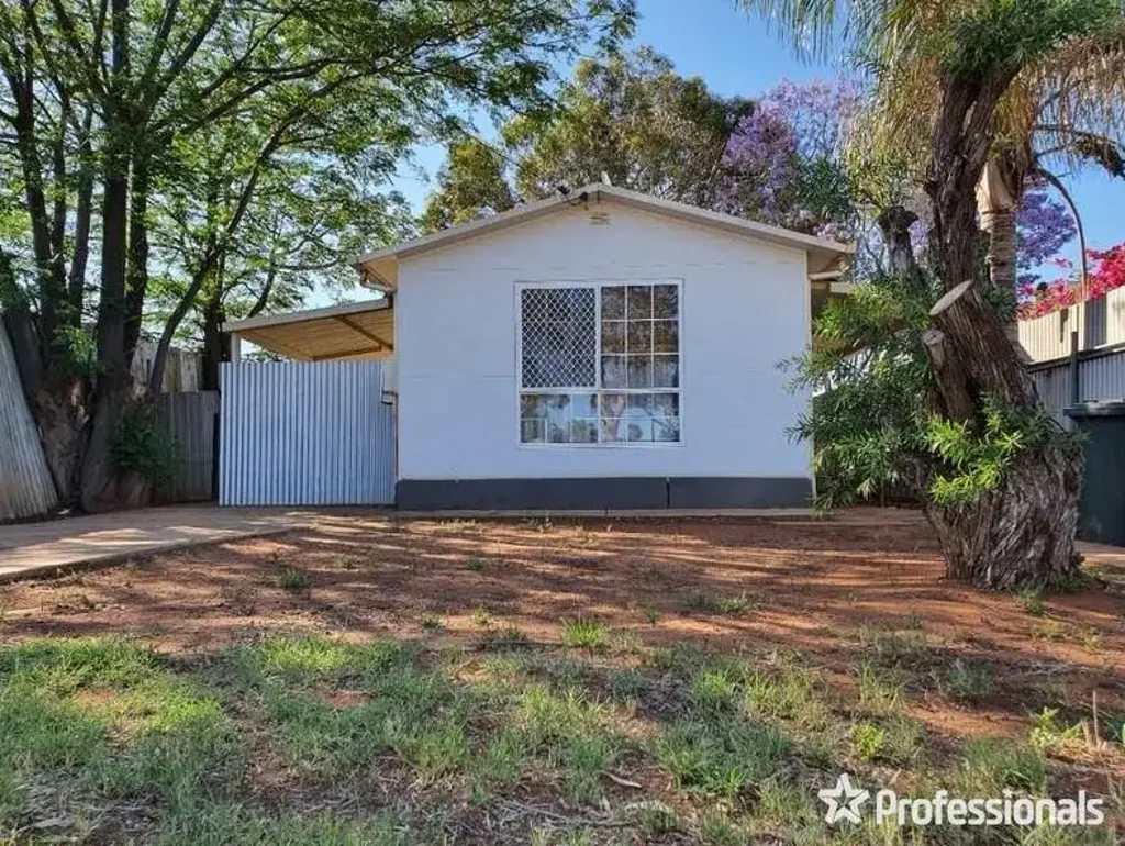 Location and Comfort – 3x1 Gem on Hannan Street!