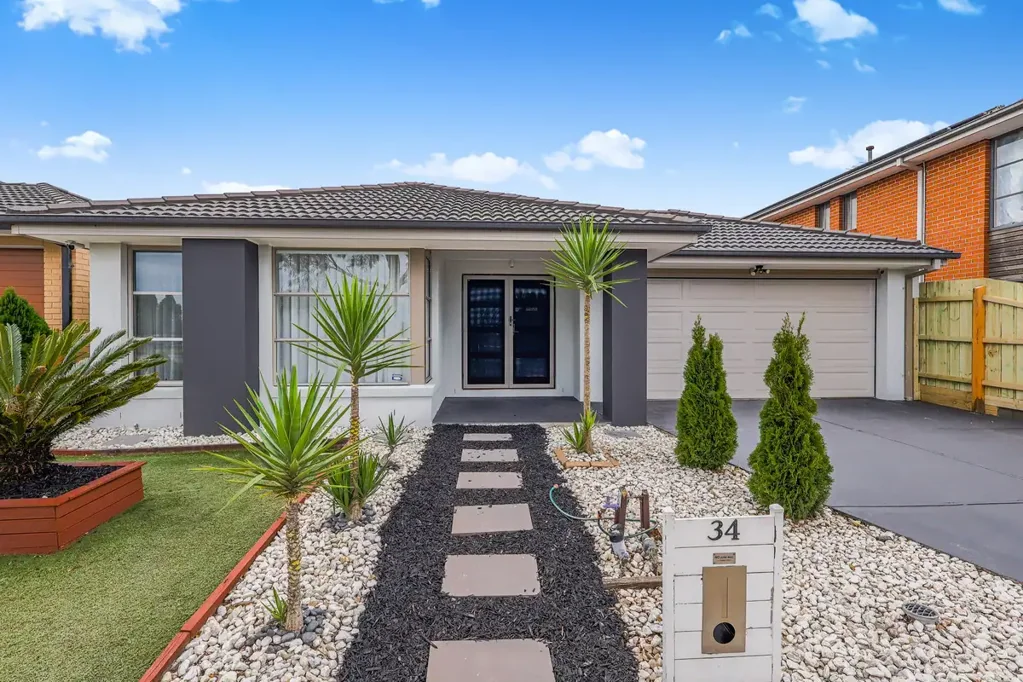Cranbourne North 4ਬੈੱਡਰੂਮ "Step through the grand double front doors into a wide and welcoming entrance that instantly feels like home."