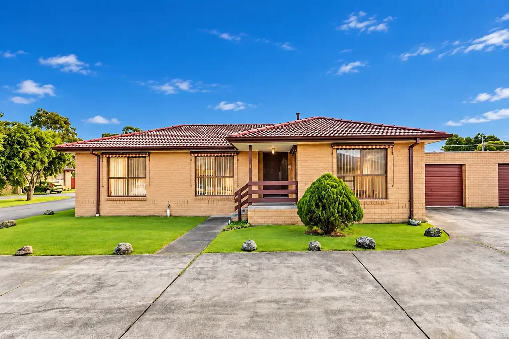 Dandenong 3房 简介：位于Dandenong便利地段的三卧室转角住宅 The Brief: A Rare House-Like Space & Privacy - MUST INSPECT!