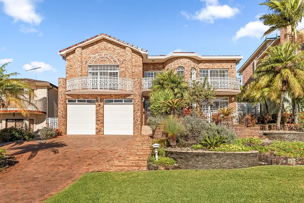 Illawong 4બેડરૂમ Double Brick Family Home with Views