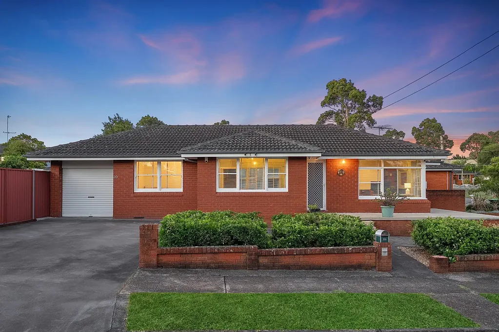 Lansvale 3房 宽敞转角地块 附属住宅潜力 精良装修厨房 全屋木地板 安全摄像头系统 靠近学校商店 Elegant Corner Block Residence with Granny Flat Potential