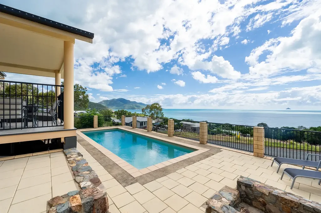 52 Blackcurrant Drive, Hideaway Bay, QLD 4800