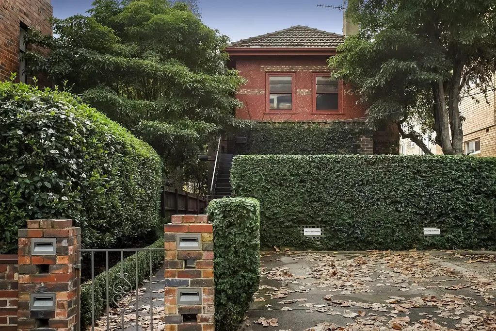 Toorak 2chambre Expressions of Interest Closing Tuesday 14th July at 1:00pm