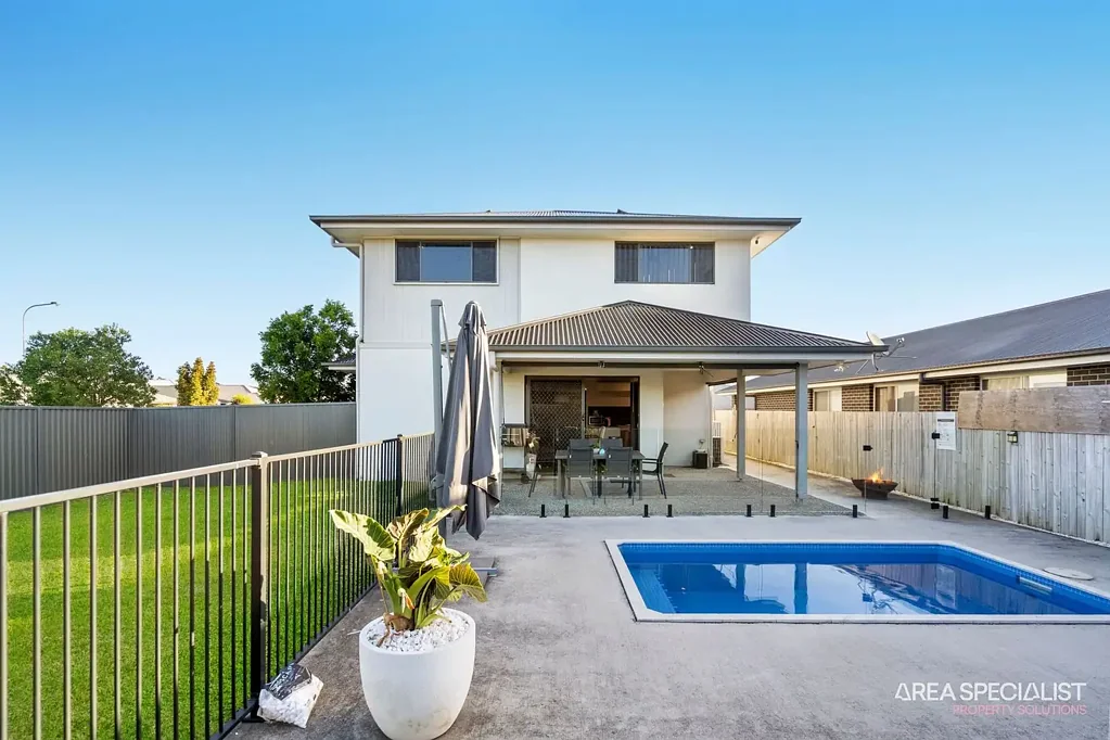 Pimpama 4房  Poolside Family Living | Corner Block Home in Prime Location