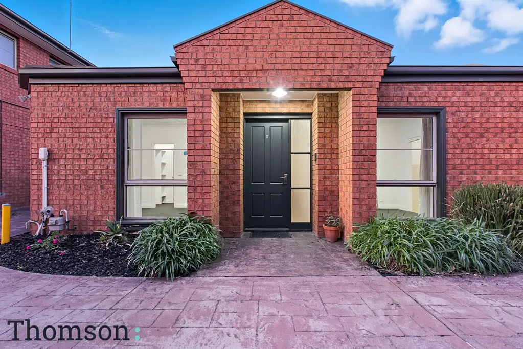 Spacious Townhouse in Coveted McKinnon Zone