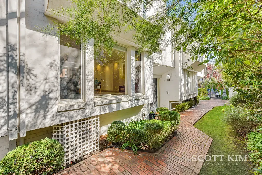 South Yarra 3房 South Yarra 中心现代舒适三套房卧室住宅 Contemporary Comfort with Three Ensuite Bedrooms in the Heart of South Yarra