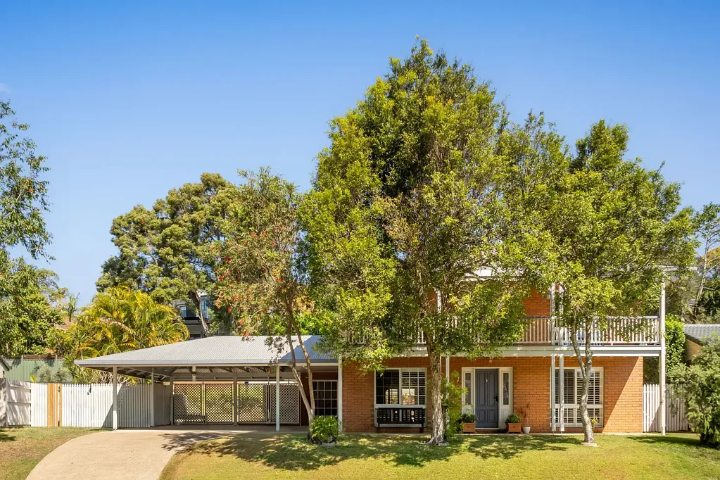 Kenmore 5 Slaapkamer Elevated Family Living with Poolside Entertaining