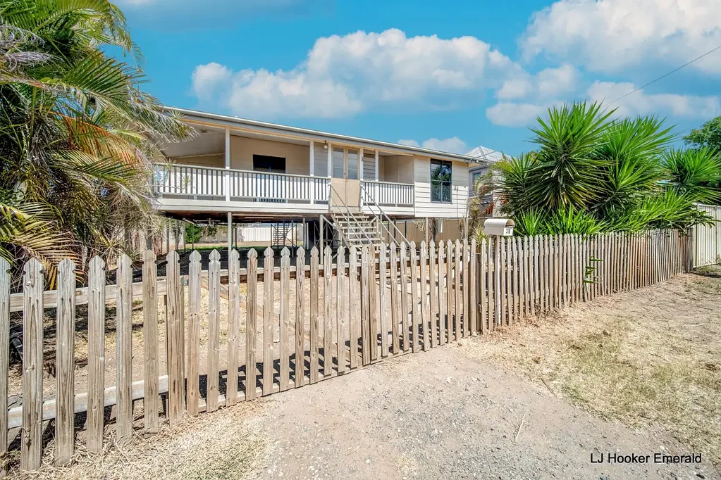 Emerald 4房  Spacious 4-Bedroom Home with Renovation Potential - Live In While You Upgrade!