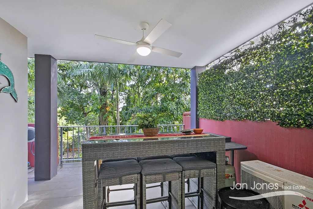 Redcliffe 2 Bedroom Bargain Buying - Large Balcony - Walk To Beach