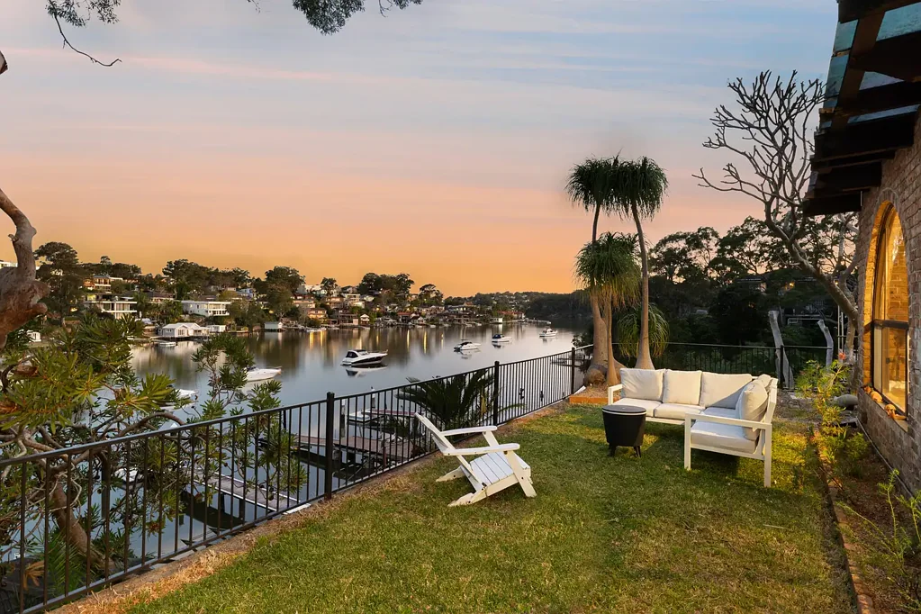 Oatley 4ਬੈੱਡਰੂਮ Waterfront location brimming with potential