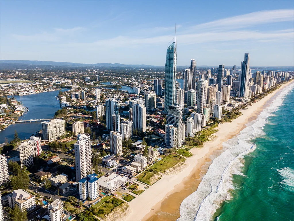 Broadbeach 3कमरा Discover the charm of your dream residence in this remarkable property, strategically positioned just minutes away from the city's finest dining establishments and vibrant entertainment hubs.