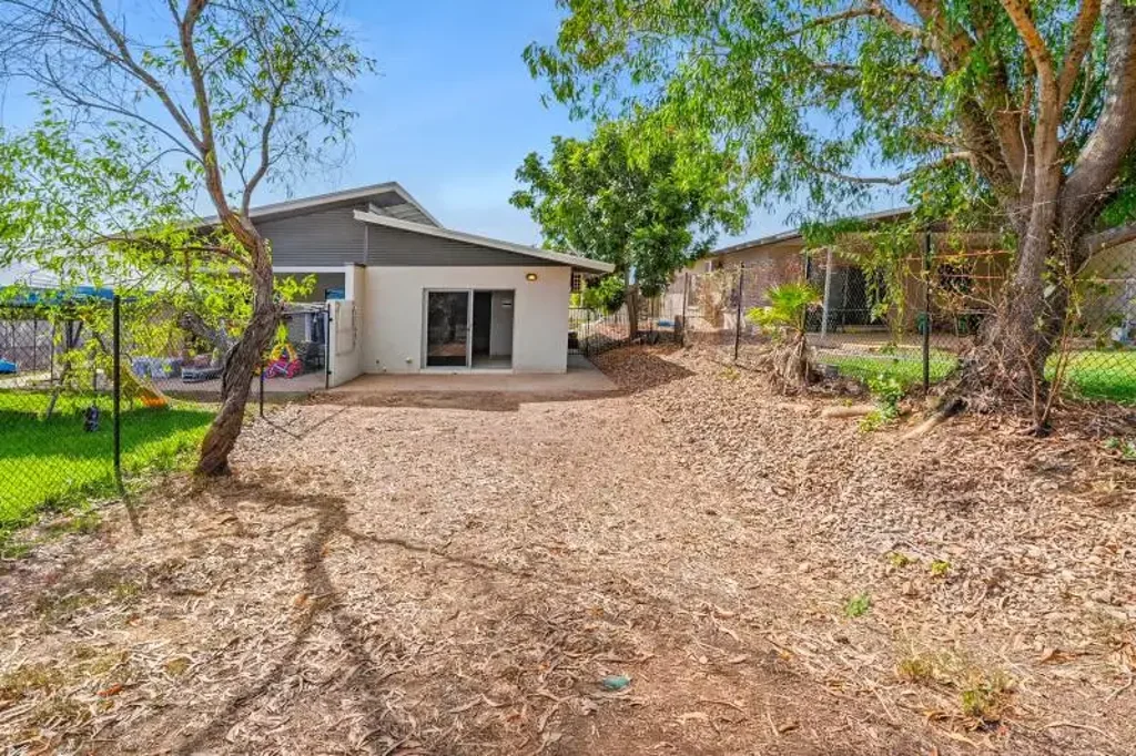 STYLISH & MODERN ONE BEDROOM HOME WITH PRIVATE YARD!